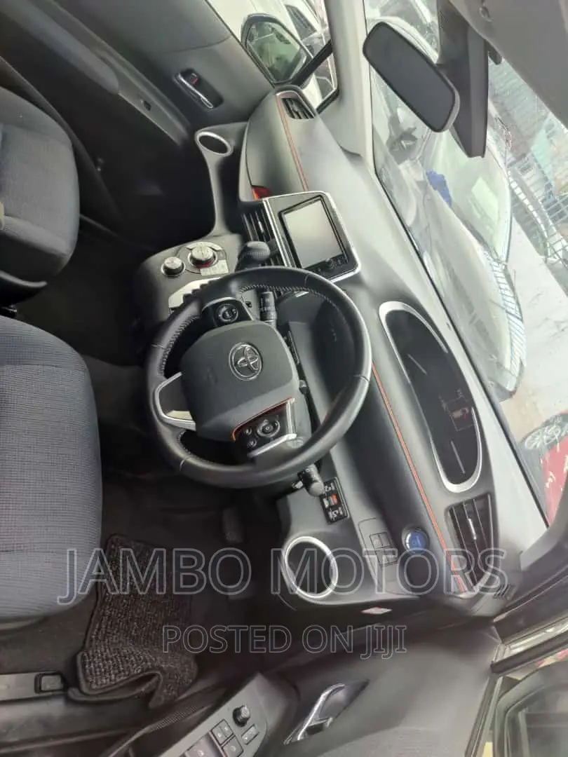 Toyota Sienta 1.5 Hybrid FWD 2017 Burgundy