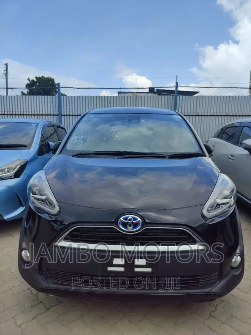 Toyota Sienta 1.5 Hybrid FWD 2017 Burgundy