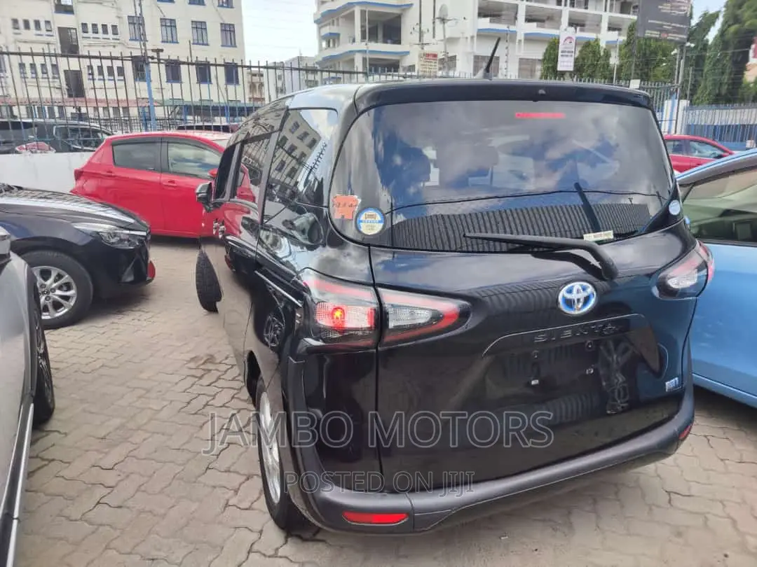 Toyota Sienta 1.5 Hybrid FWD 2017 Burgundy