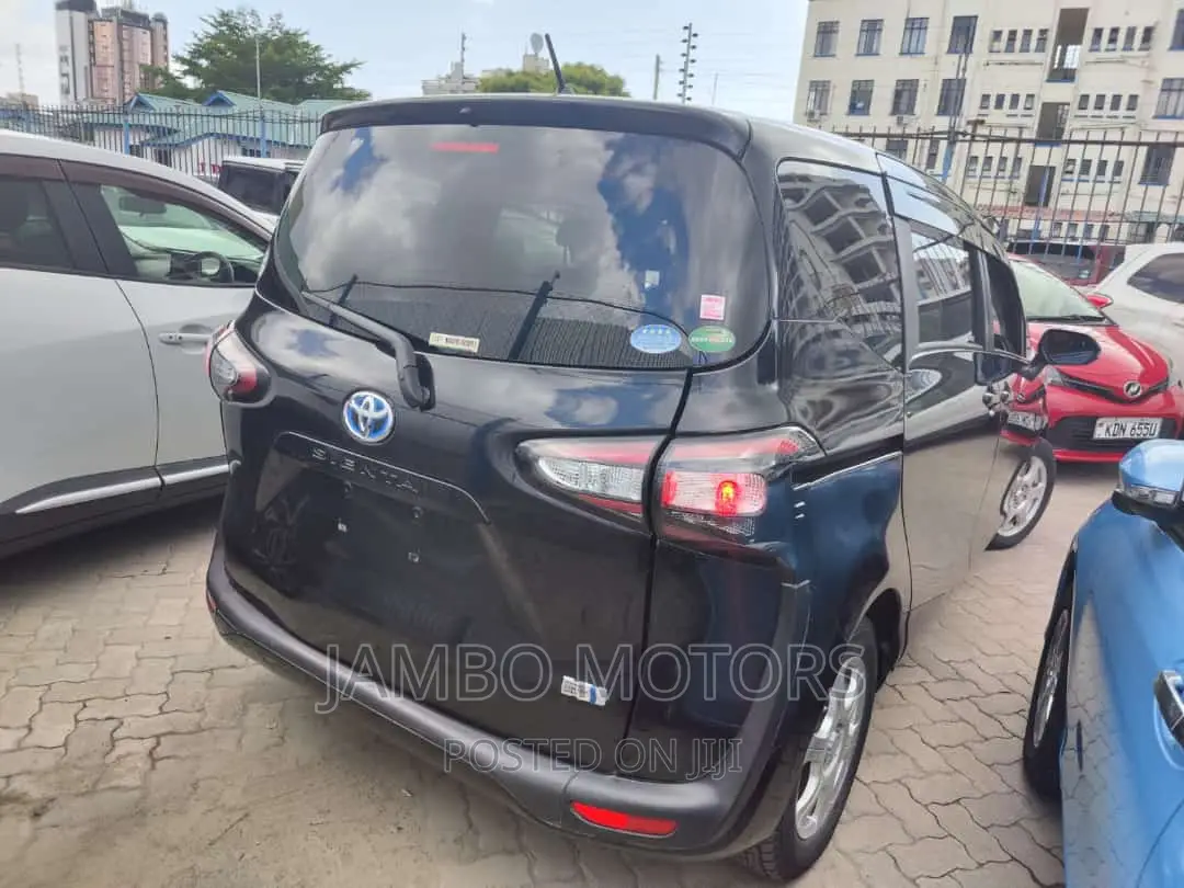 Toyota Sienta 1.5 Hybrid FWD 2017 Burgundy