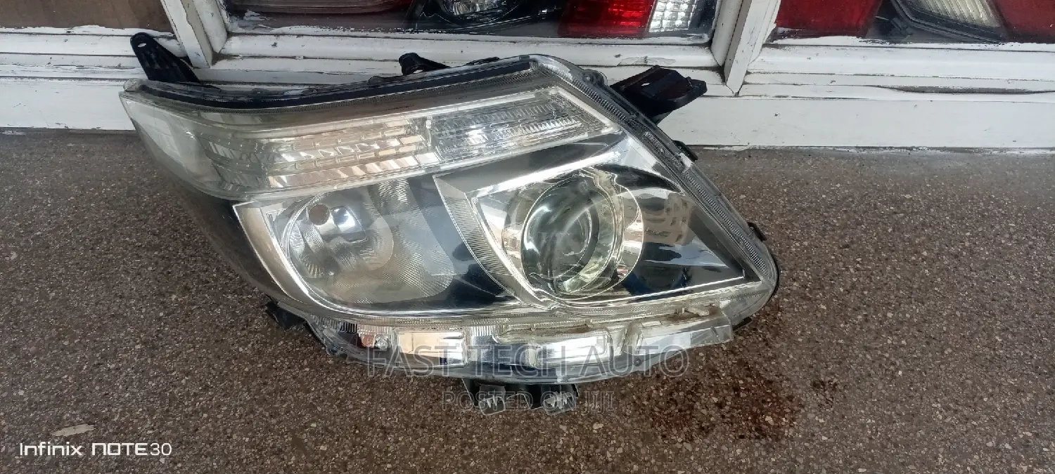 Toyota Noah (2015 )Headlight