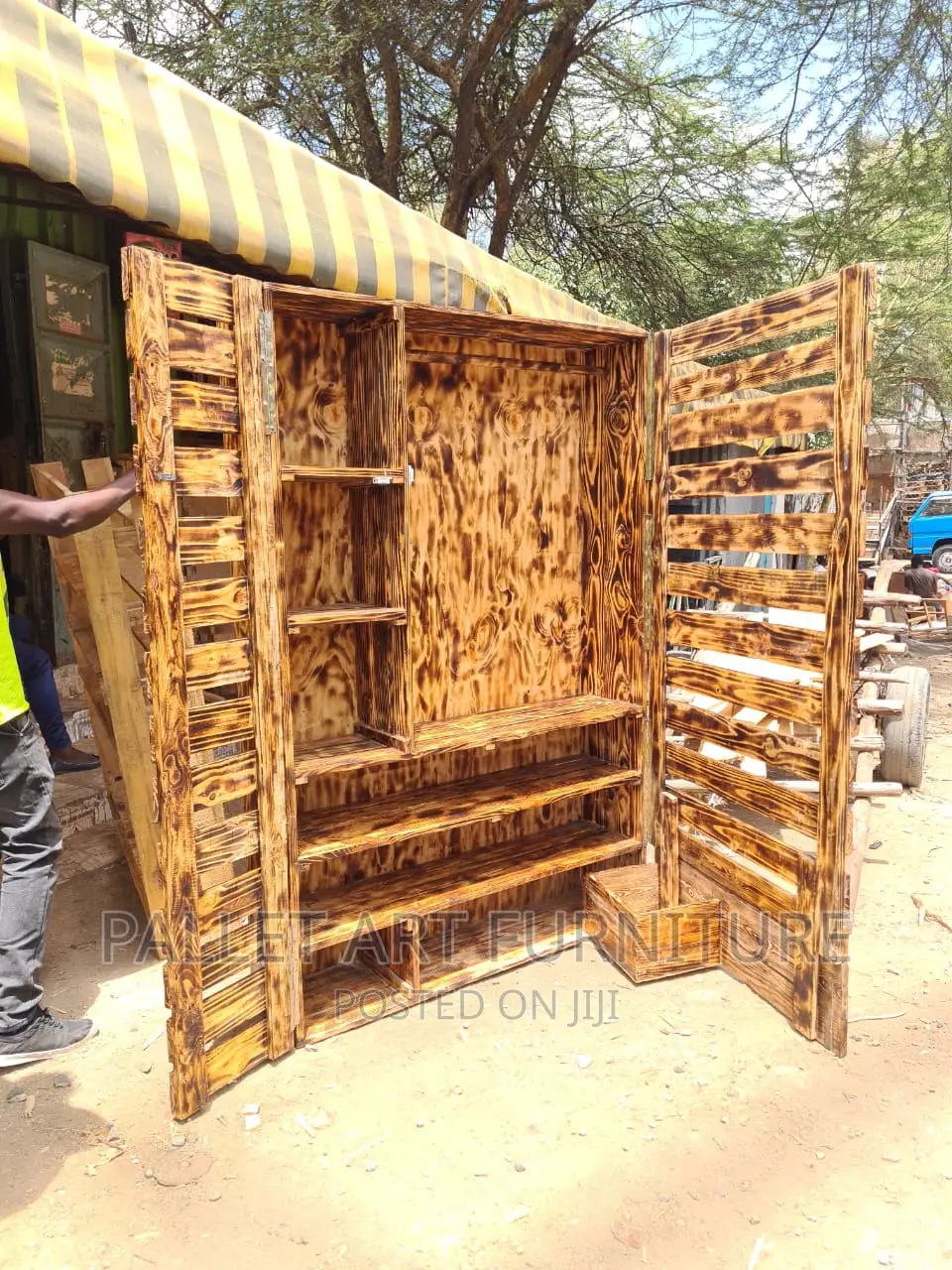 Pallet Wadrobe Available