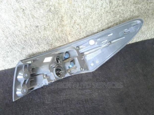 Toyota Harrier Taillight - thumbnail 3