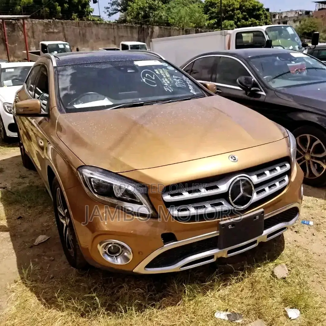 Mercedes-Benz GLA 250 2017 Gold
