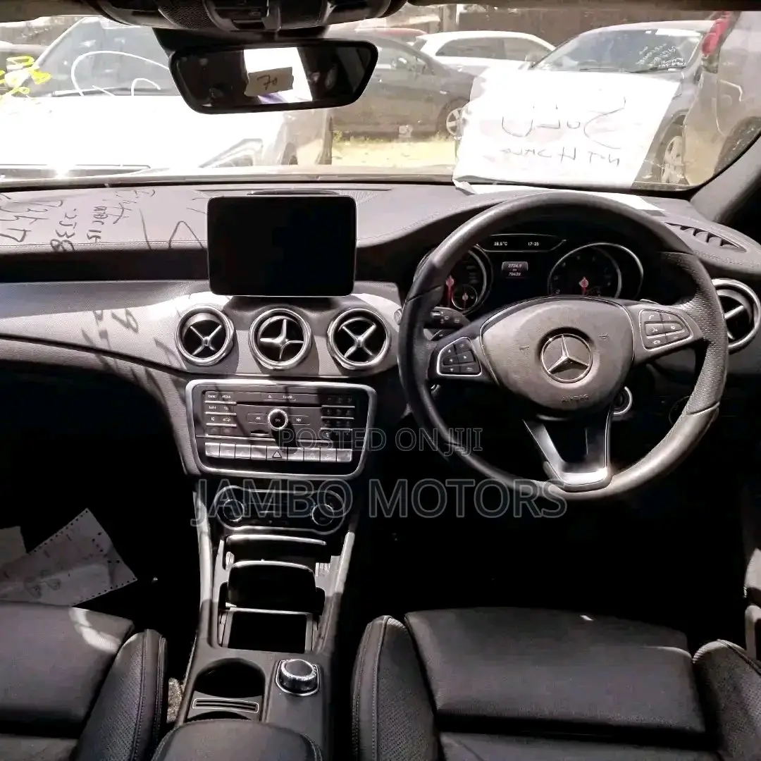 Mercedes-Benz GLA 250 2017 Gold