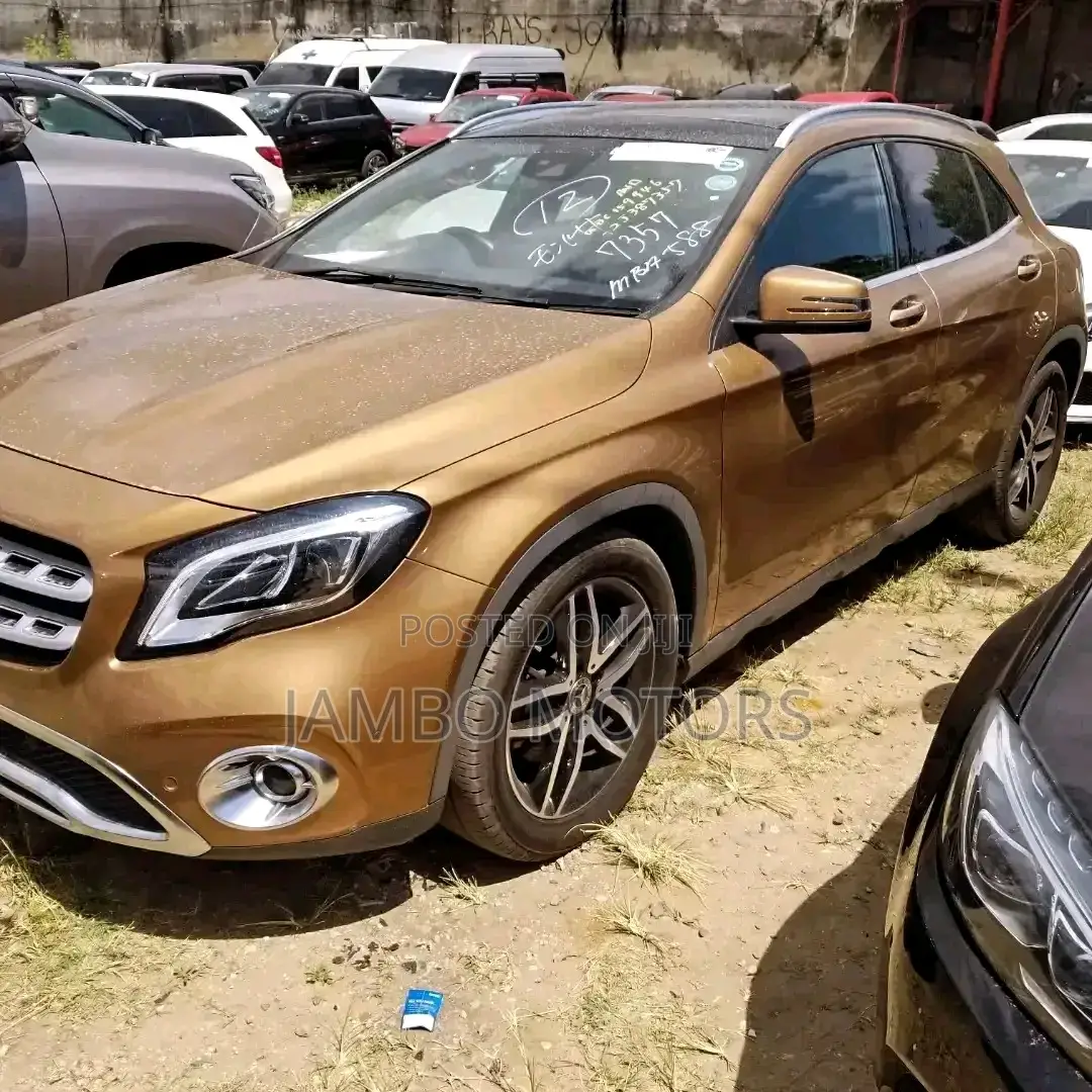 Mercedes-Benz GLA 250 2017 Gold