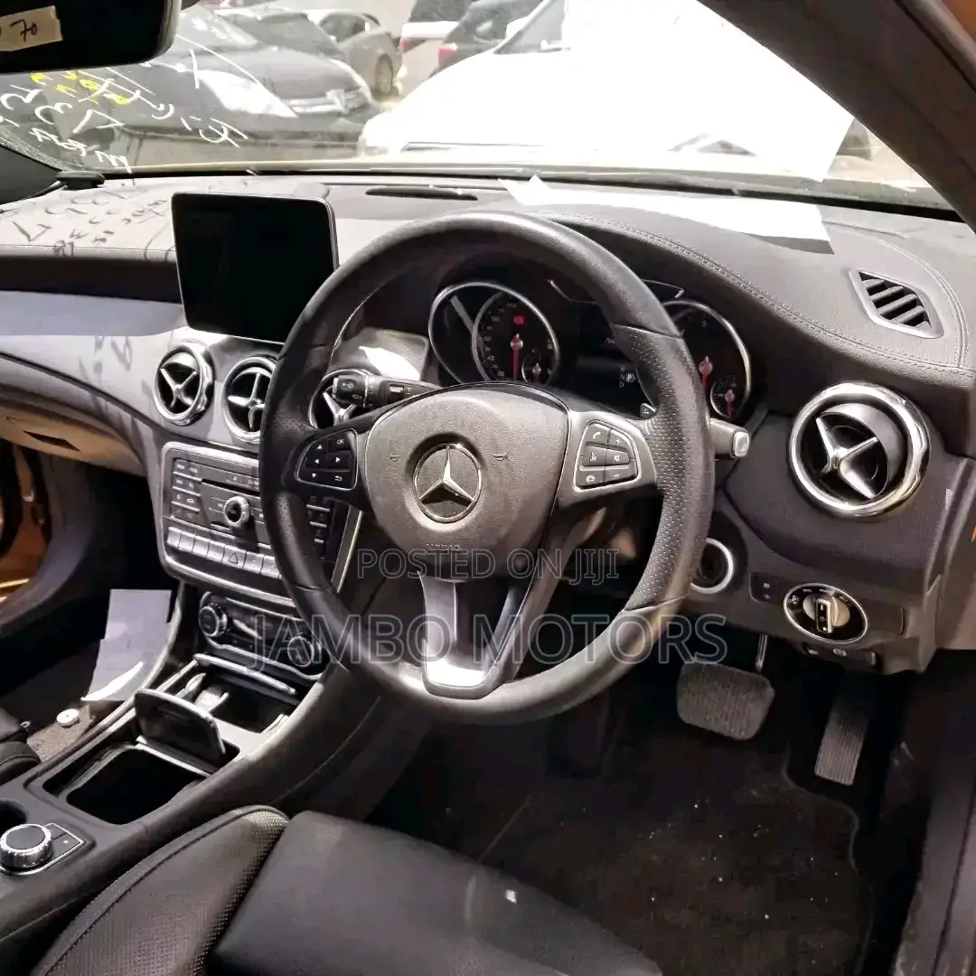 Mercedes-Benz GLA 250 2017 Gold