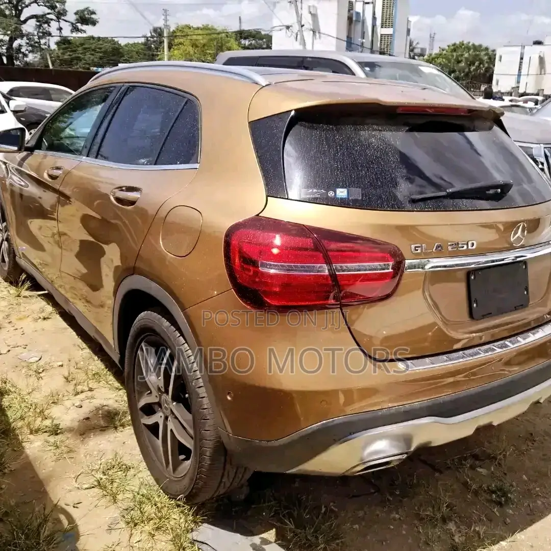 Mercedes-Benz GLA 250 2017 Gold
