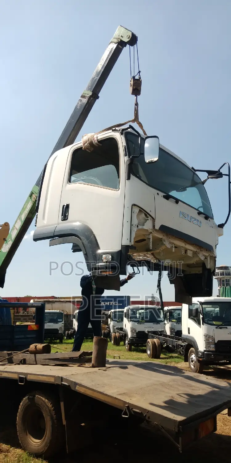 Isuzu FRR 90 Blue Power Cabin