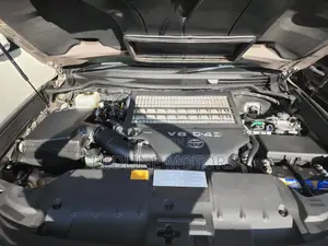 Toyota Land Cruiser 4.6 V8 GXR 2017 Gold
