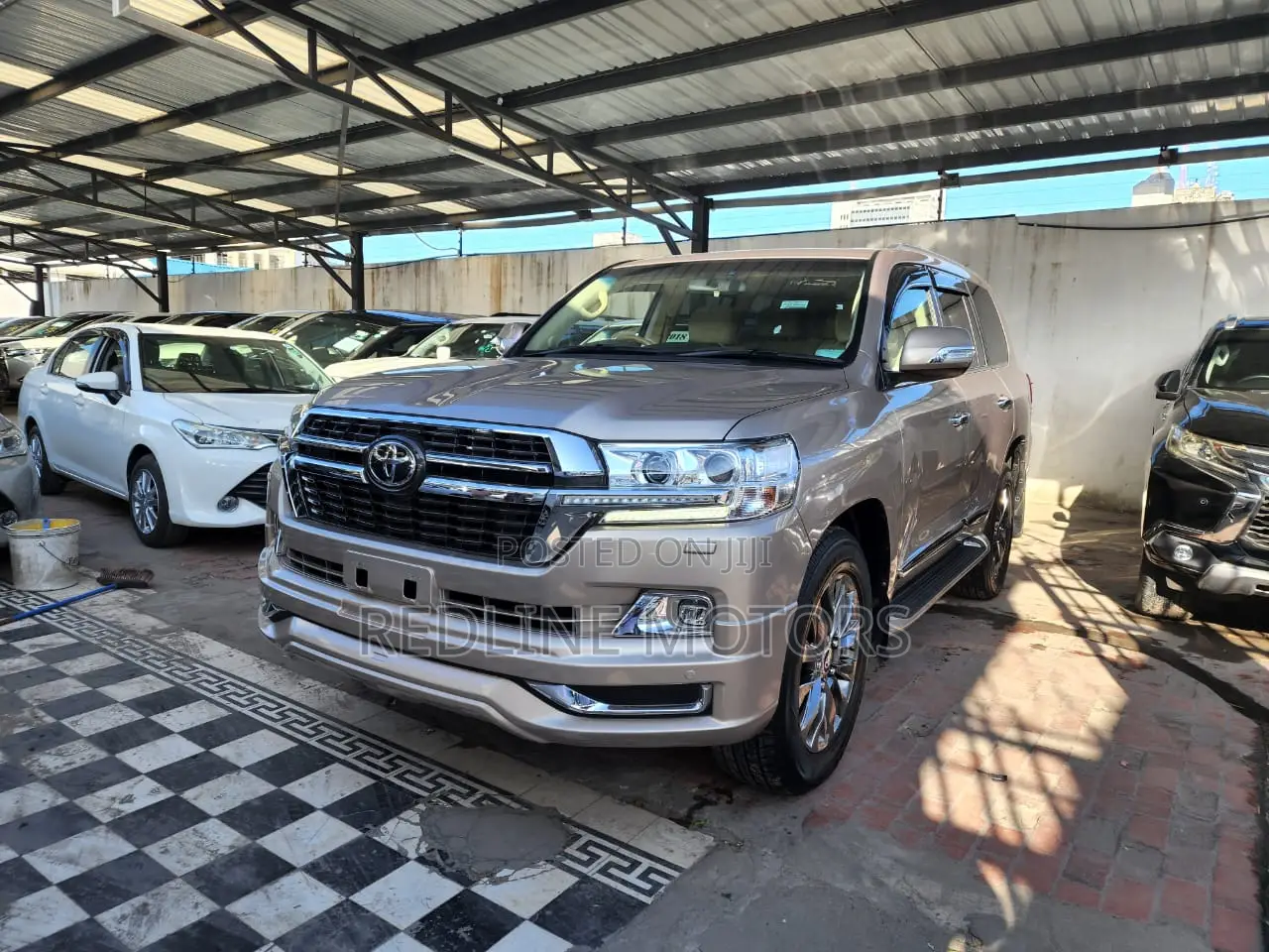 Toyota Land Cruiser 4.6 V8 GXR 2017 Gold