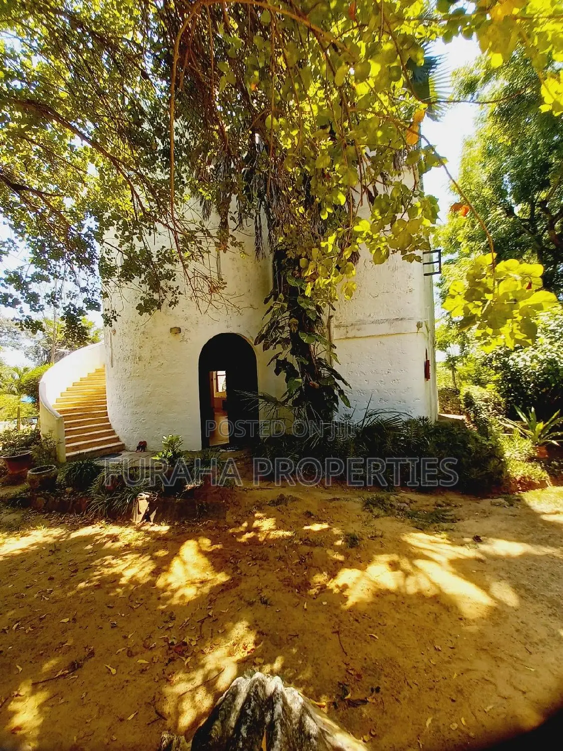 For Sale 8 Acres Creek and 4 BRMS Villa.