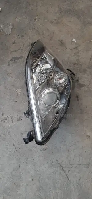 Headlight Toyota Isis 09