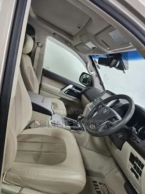 Toyota Land Cruiser 4.6 V8 AX G Selection 2019 Gold