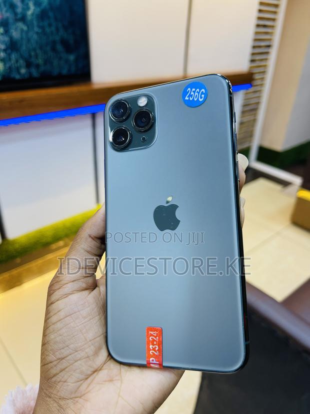 Apple iPhone 11 Pro 256 GB Green - main view