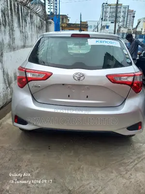Toyota Vitz 2017 Silver