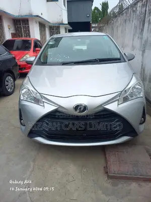 Toyota Vitz 2017 Silver