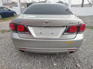 Toyota Crown 2017 Gold