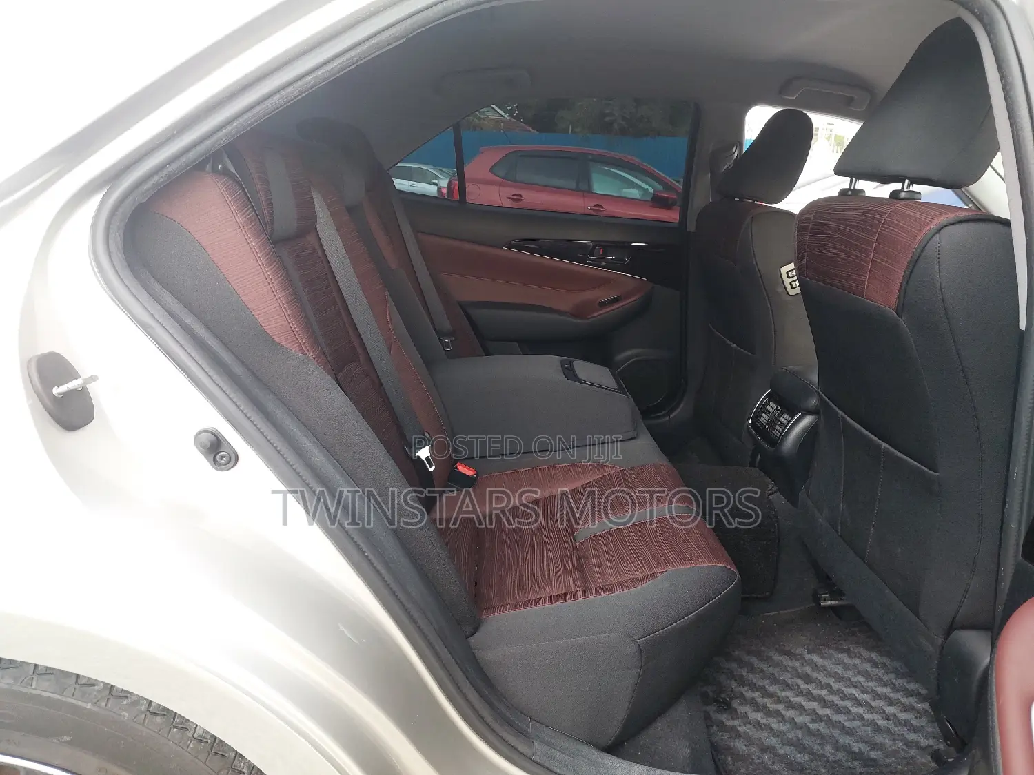 Toyota Crown 2017 Gold
