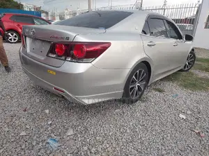 Toyota Crown 2017 Gold