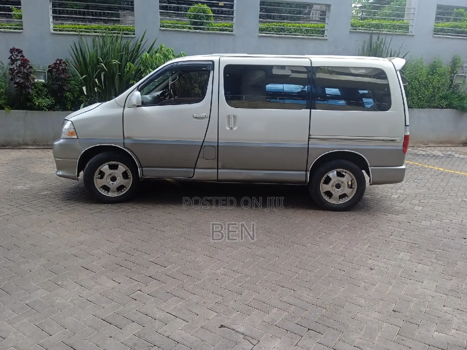 Toyota Grand HiAce 2001 White