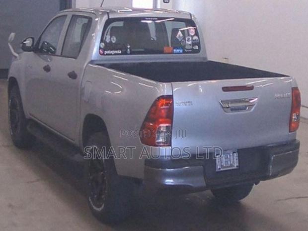 Toyota Hilux 2018 Silver - thumbnail 4
