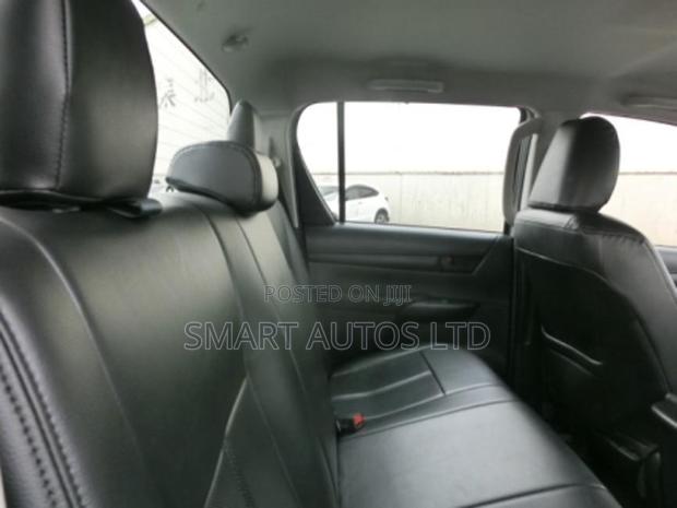 Toyota Hilux 2018 Silver - thumbnail 6