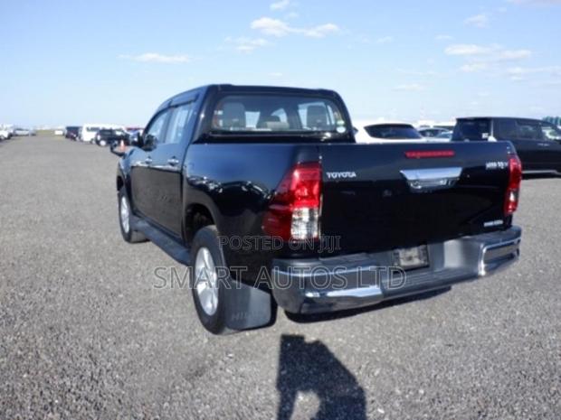 Toyota Hilux 2018 Black - thumbnail 3