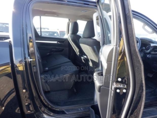 Toyota Hilux 2018 Black - thumbnail 6