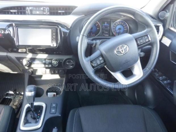 Toyota Hilux 2018 Black - thumbnail 7