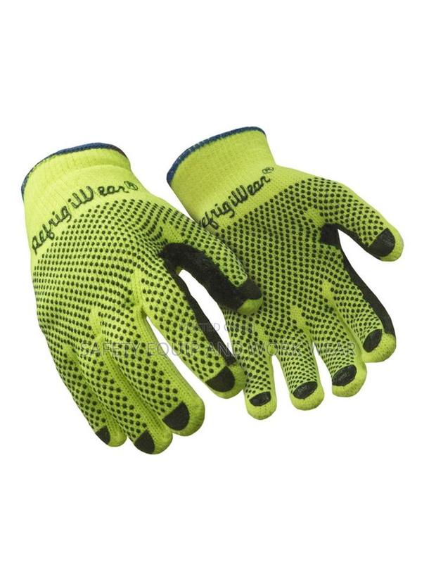 Global Dotted Gloves
