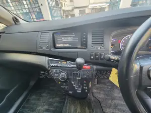 Toyota ISIS 2017 Black