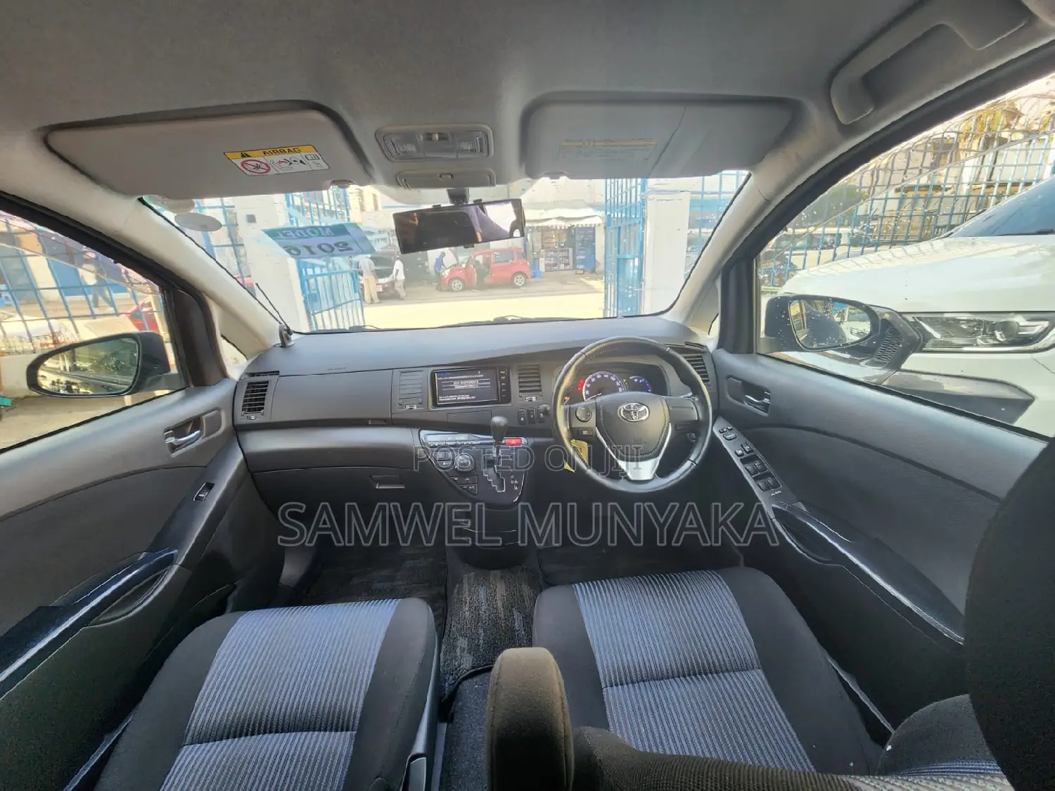 Toyota ISIS 2017 Black