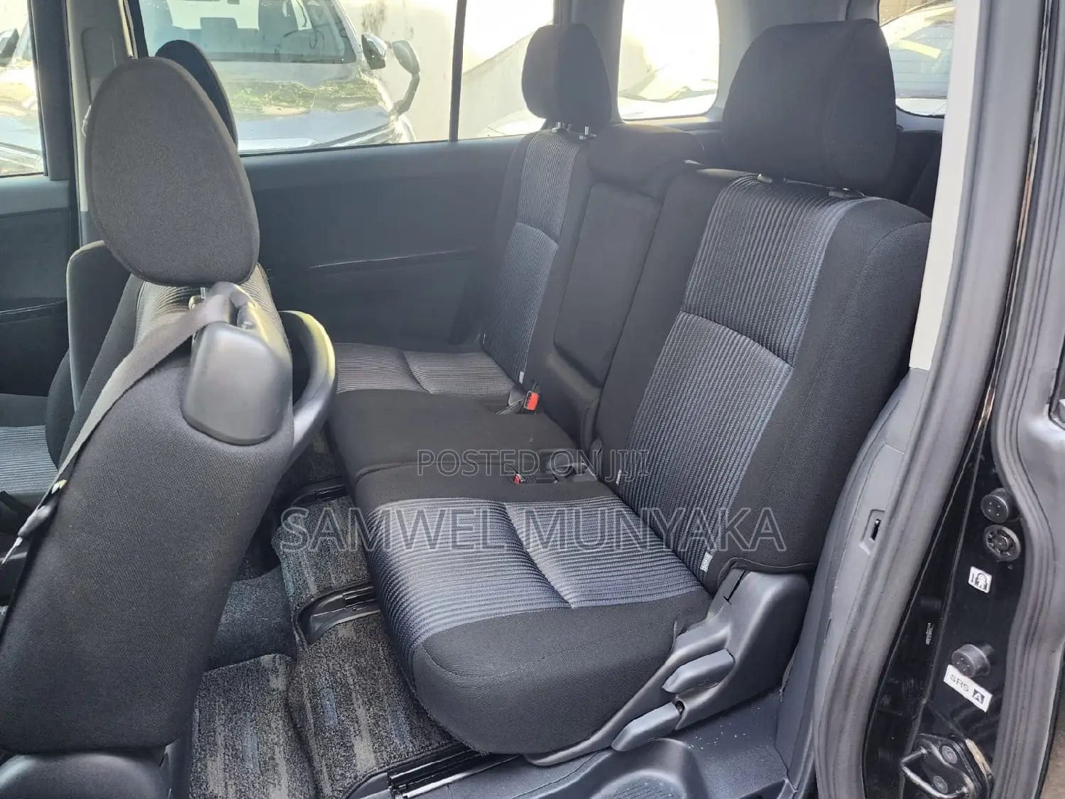 Toyota ISIS 2017 Black