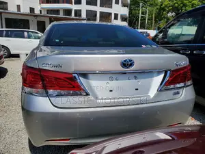 Toyota Crown 2017 Silver