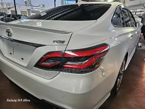 Toyota Crown 2019 Off white