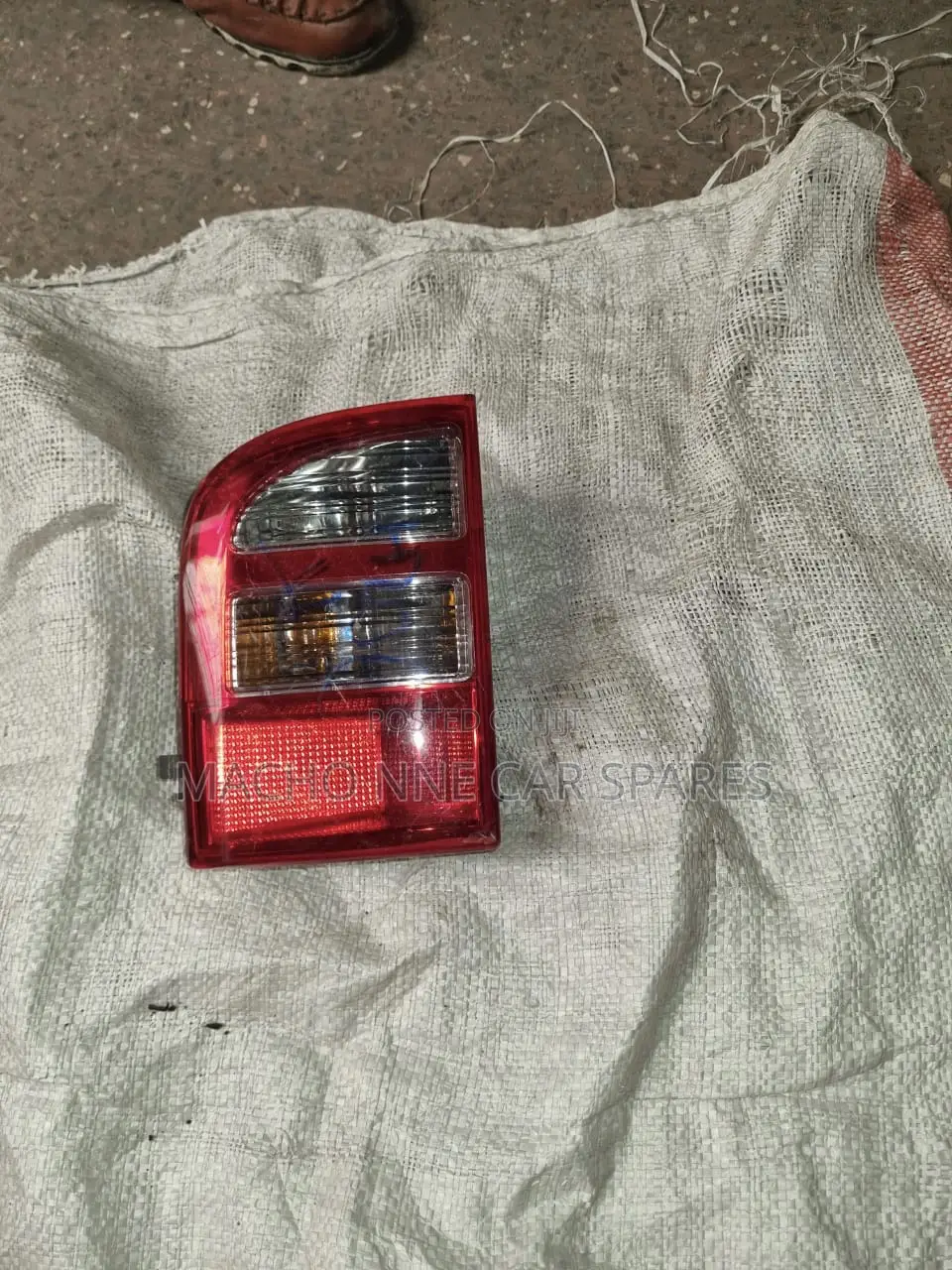 Toyota Isis Bumper Light (Red)