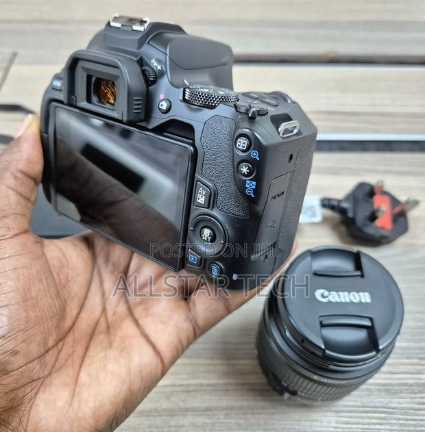 Canon EOS 250D With 18-55 Mm Lens - thumbnail 3