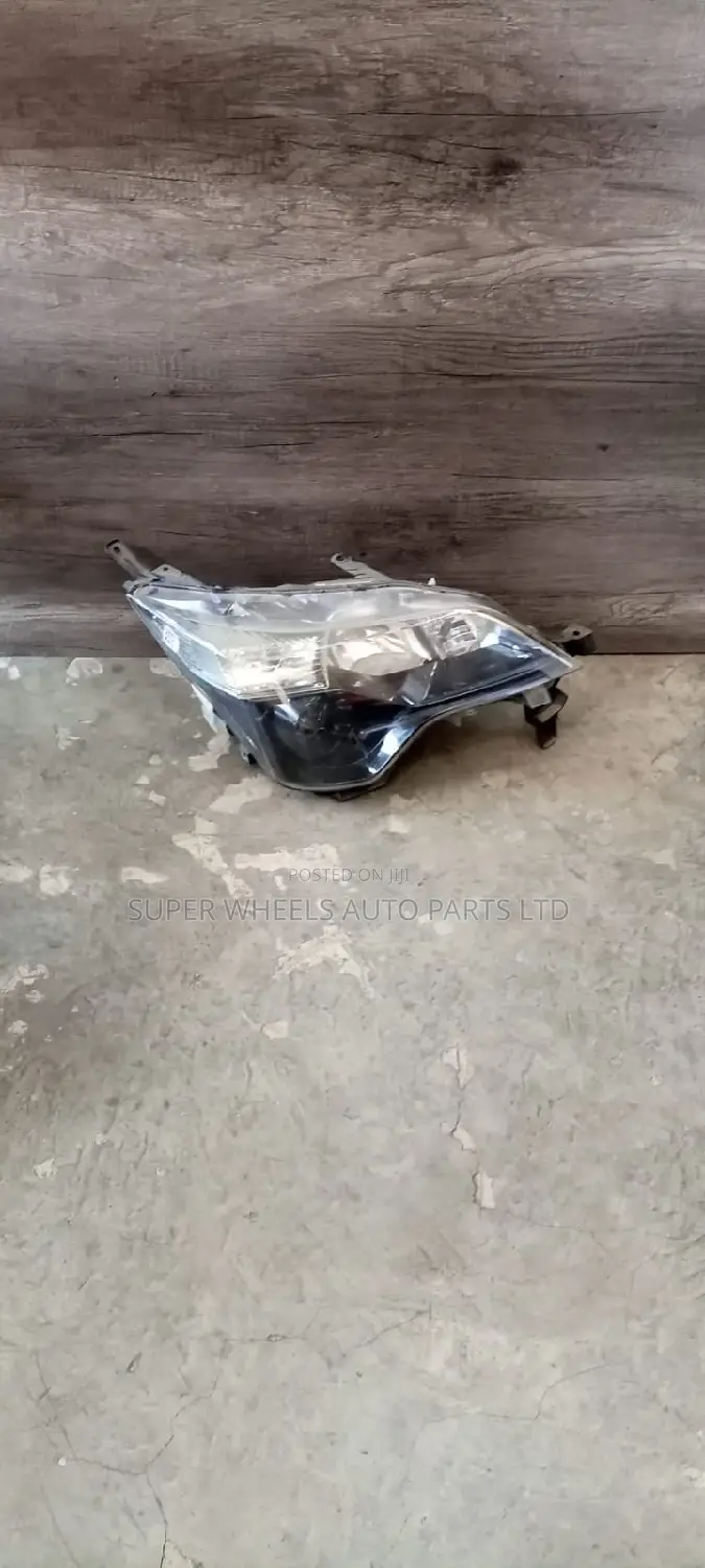 Headlight Toyota Spade Xenon