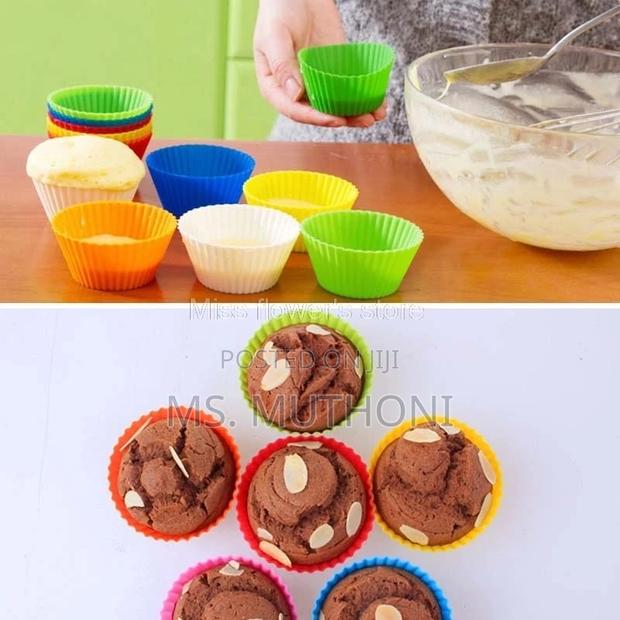 A Set of 12 Silicone Cupcake Mold - main view
