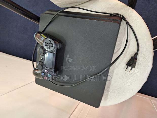 Ps4 Slim With One Pad and Chipped - thumbnail 4