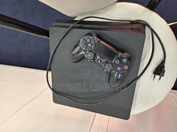 Ps4 Slim With One Pad and Chipped - thumbnail 5