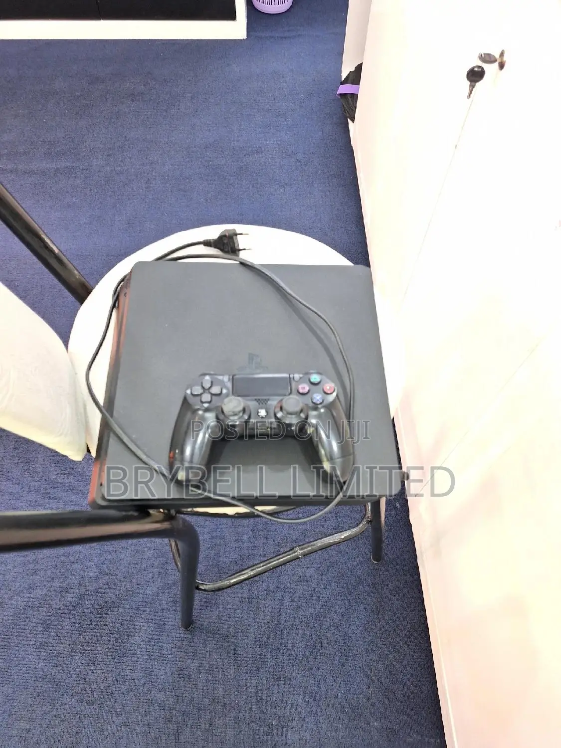 Ps4 Slim With One Pad and Chipped