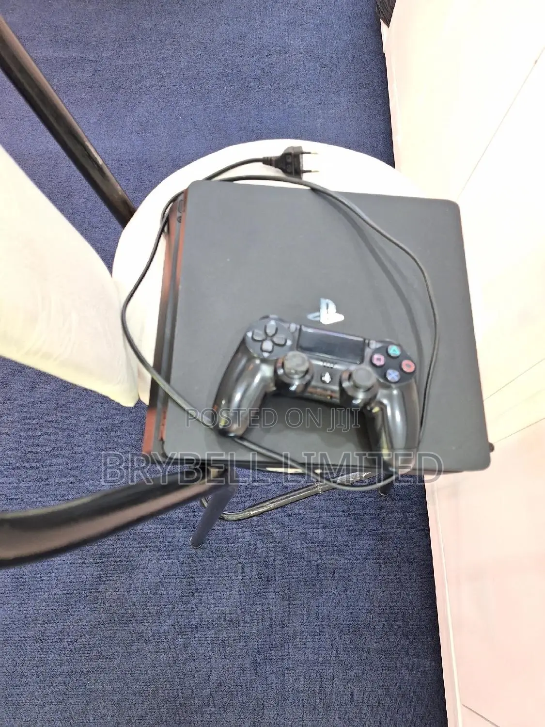 Ps4 Slim With One Pad and Chipped