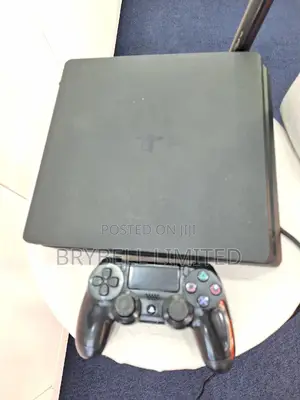 Ps4 Slim With One Pad and Chipped