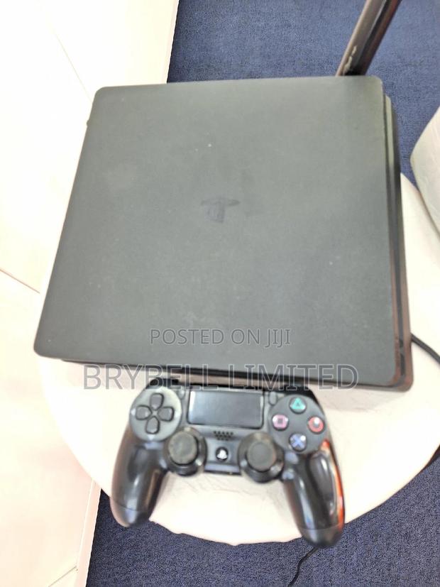 Ps4 Slim With One Pad and Chipped - main view