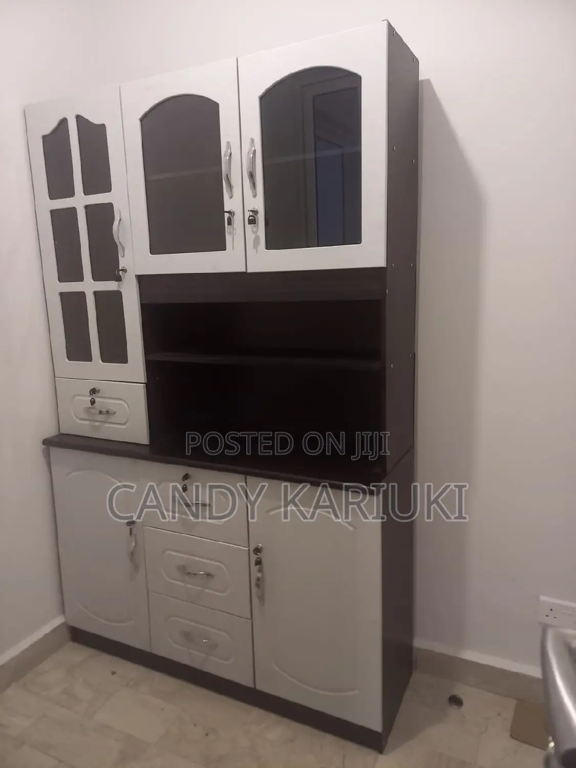 Spacious White Kitchen Cabinet