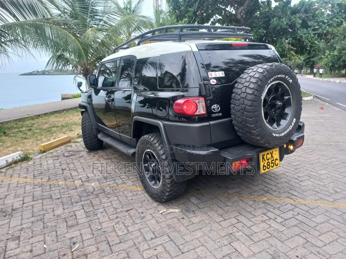 Toyota FJ Cruiser 4X4 AT 2013 Black