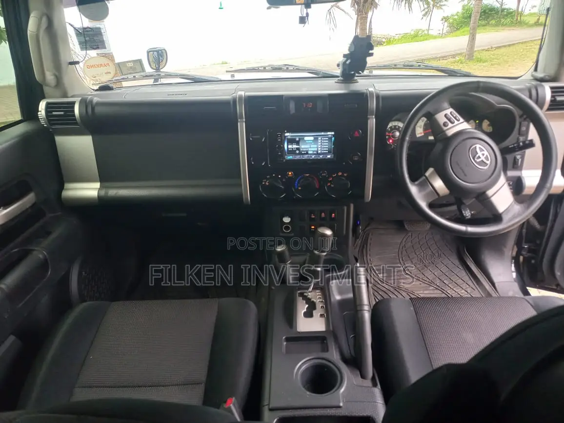 Toyota FJ Cruiser 4X4 AT 2013 Black