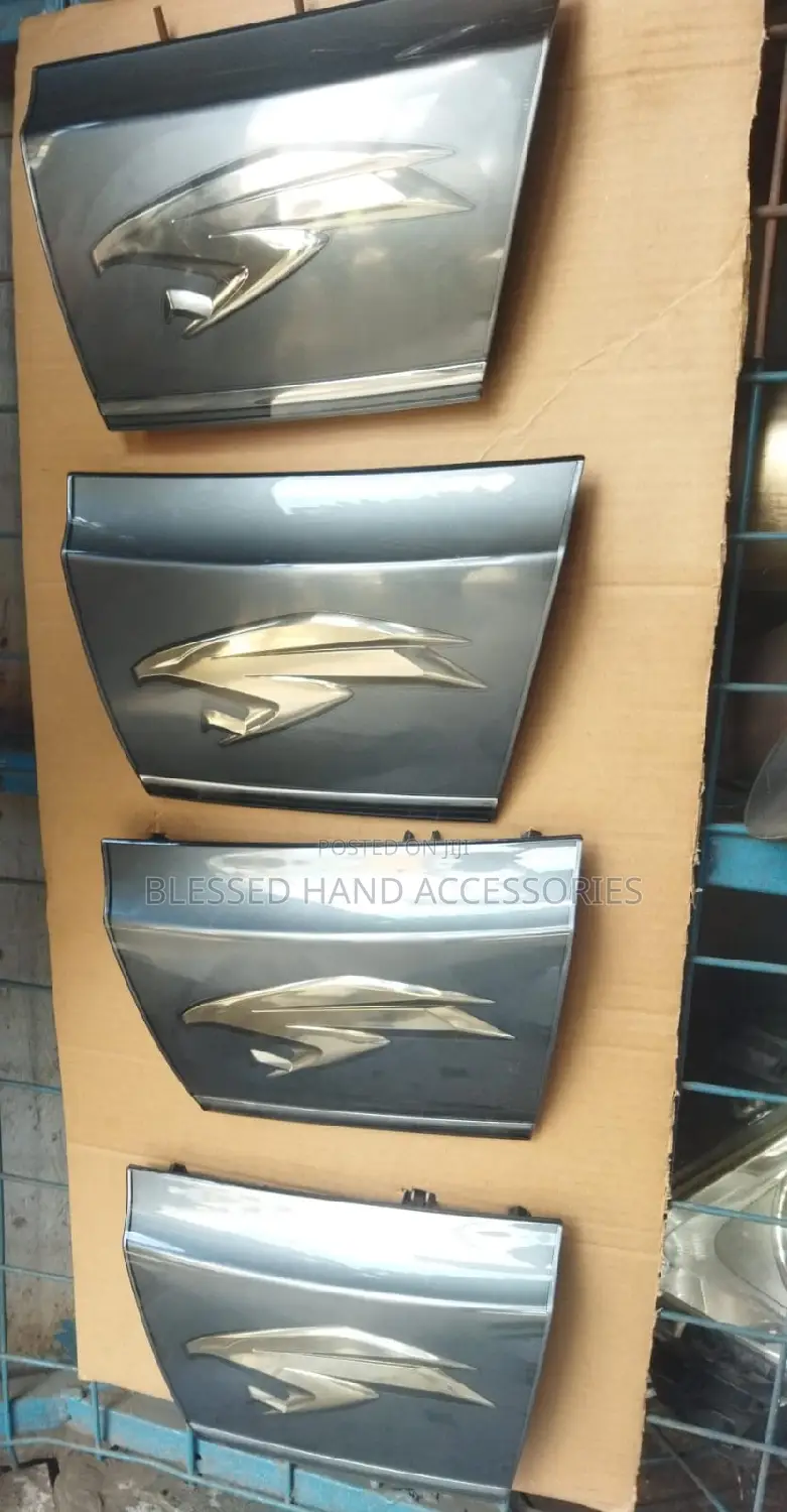 Grill Logo Harrier New Shape 2015